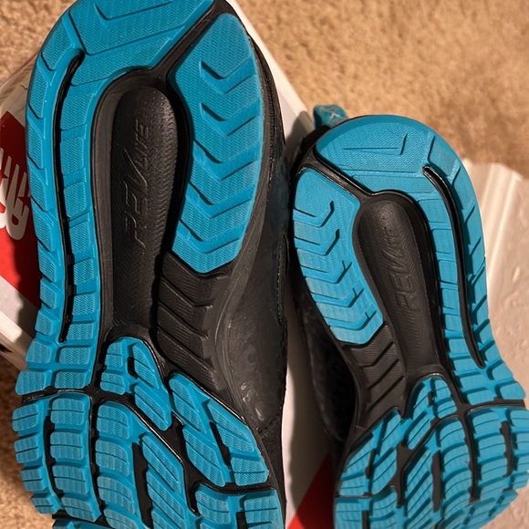 New Balance - Women Size 7.5 - Picture 5 of 6